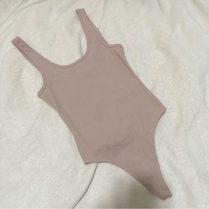 DRESS FORUM Ribbed Bodysuit in Mauve